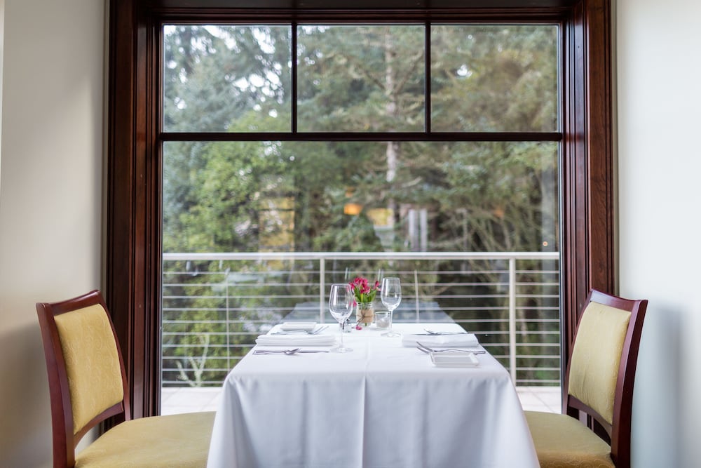 Whale Cove Inn