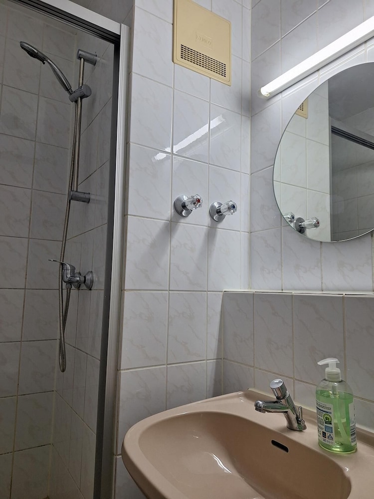 2-Rent Group Hostel Rooms AUB162