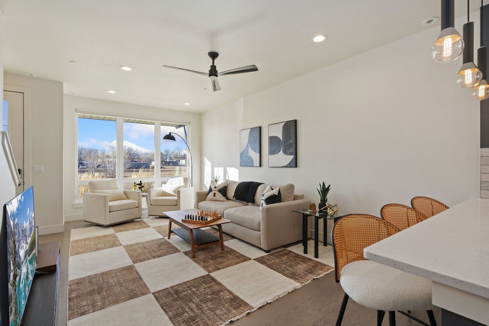 Mountain View Home w/ King Beds & Rooftop Deck