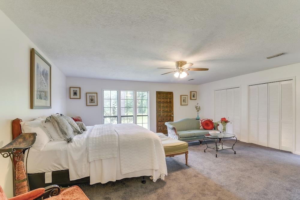 2 Mi to Dtwn: Spacious Angleton Home w/ Courtyard!