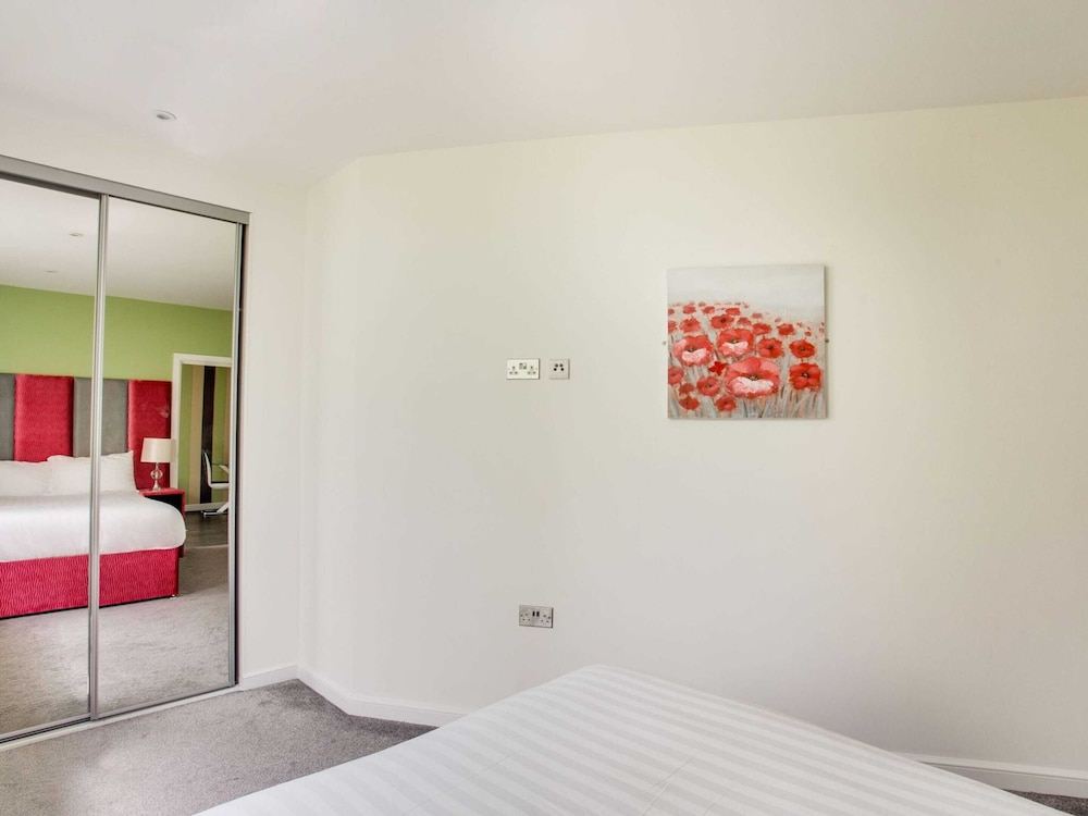 Apartment in Milton Keynes Near Canary Karaoke view 5