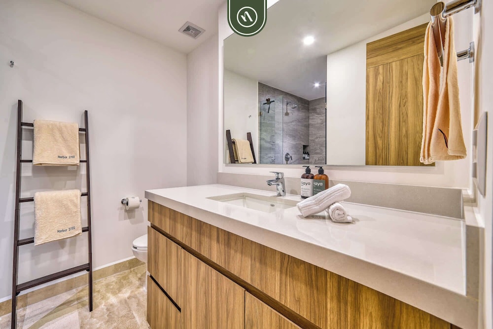 New Oceanfront 1 BR Condo - Gym - Beach - Pool