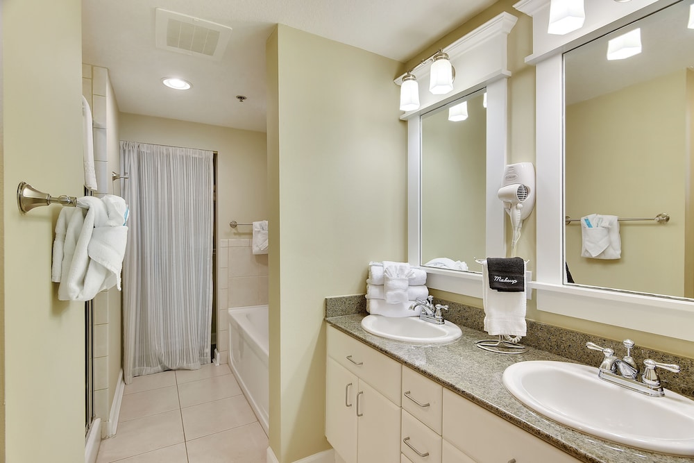 Grand Panama Beach Resort by Book That Condo