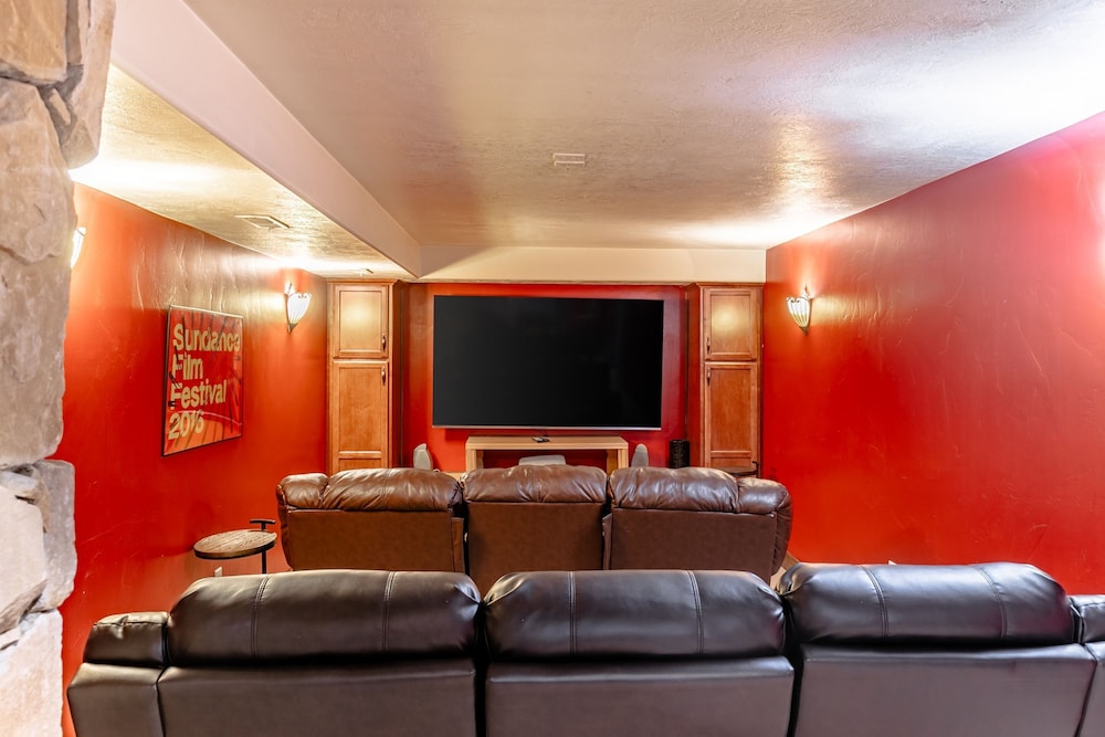 Red Hawk by Avantstay Charming Cabin w Theatre Spa 5mins to Deer Valley Mtn