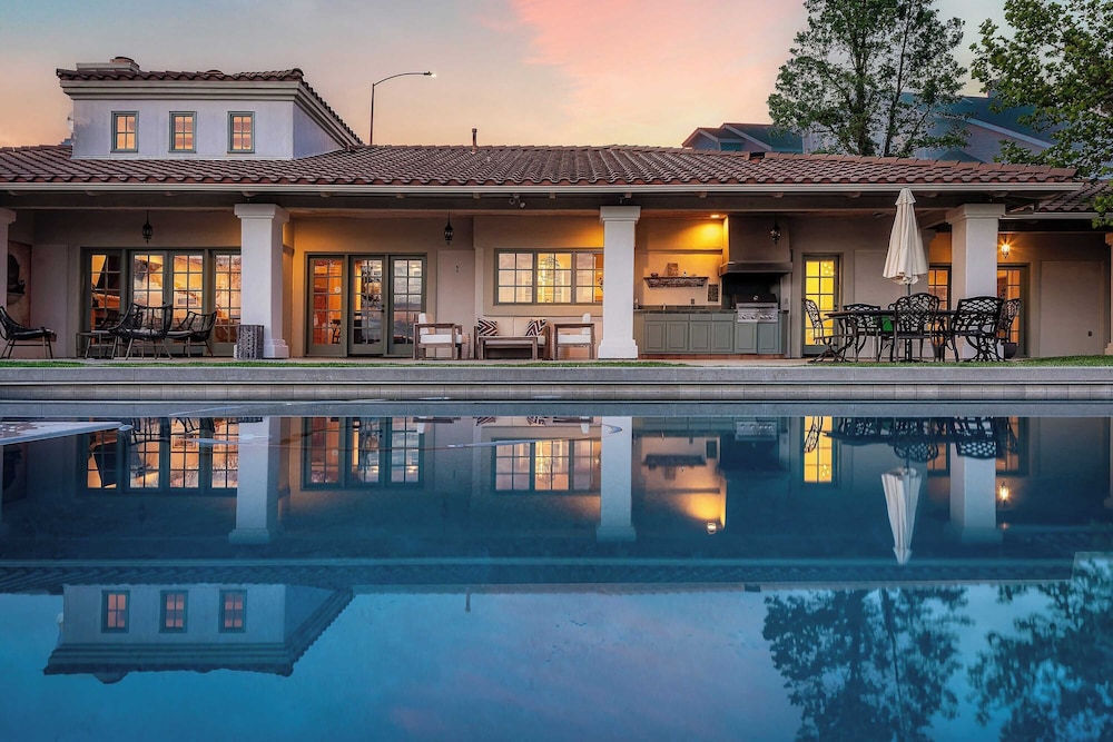 Wellsona Vineyard Retreat + Pool, Hot Tub, Views Main Home + Guest Home