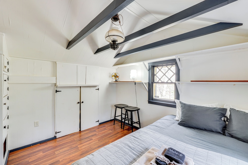 Historic Catskills Farmhouse Cottage by Belleayre