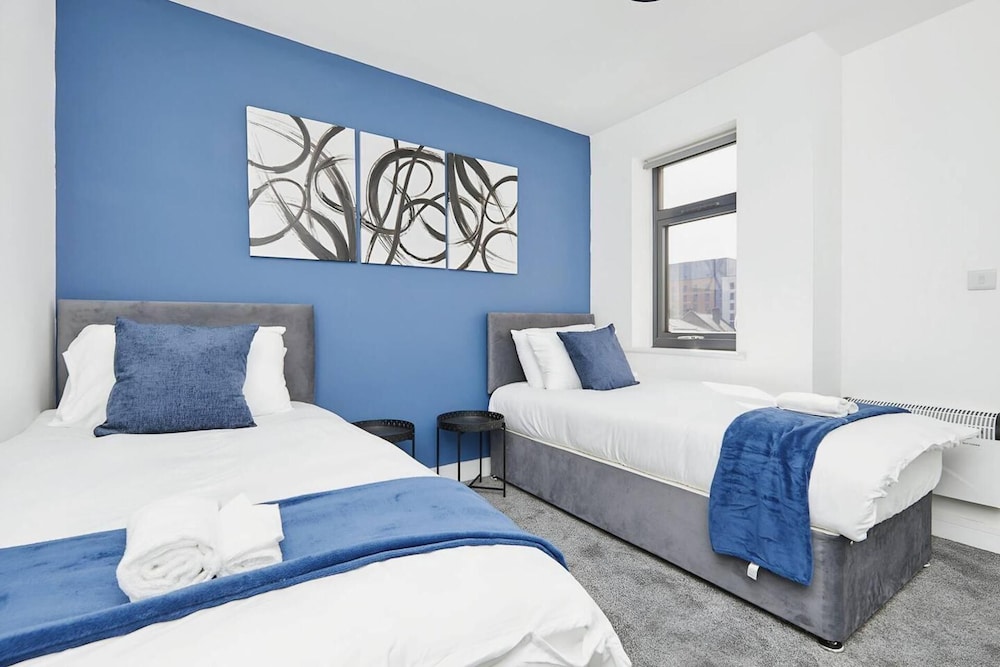 Modern 2 Bedroom House With Free Gated Parking view 2