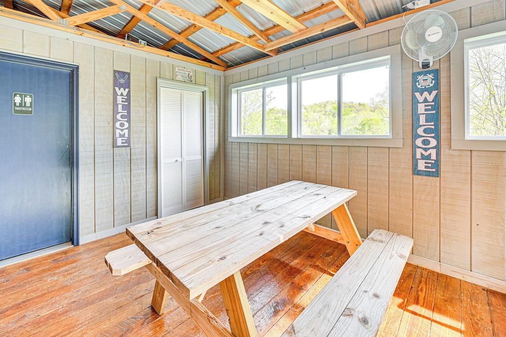 Secluded on 10 Acres: Livingston Getaway w/ Sauna!