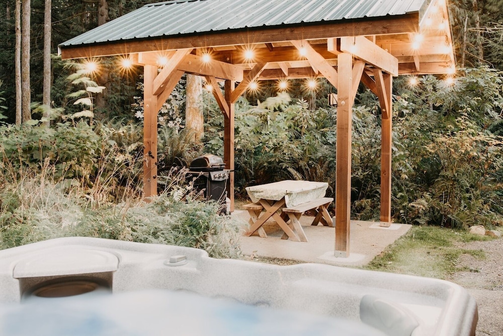 67mf- Hot Tub - Pets Ok - Bbq - Sleeps 5 3 Bedroom Home by RedAwning
