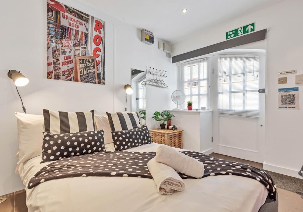 Artist Studio - Super Central Brighton - Sleeps 2 3 Guests - Free Wifi view 4