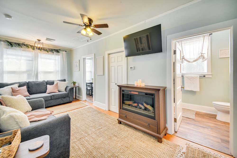 Family-friendly Main St Gloucester Apt w/ Balcony!