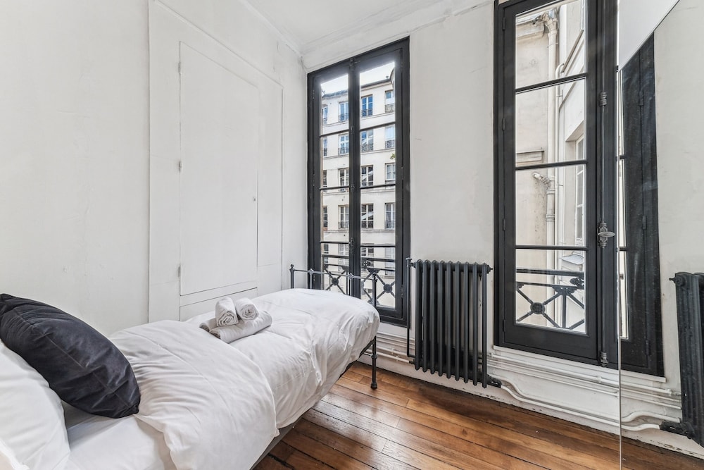 4BR Stylish Stay in the Heart of Marais