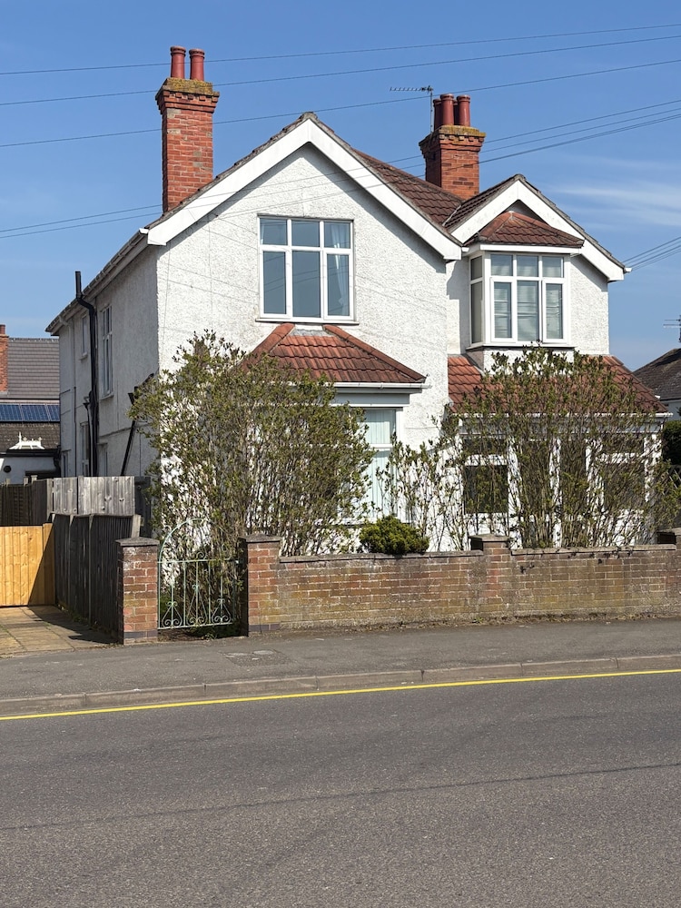 10 Guests - 5 Bedrooms - Free Parking - Petok