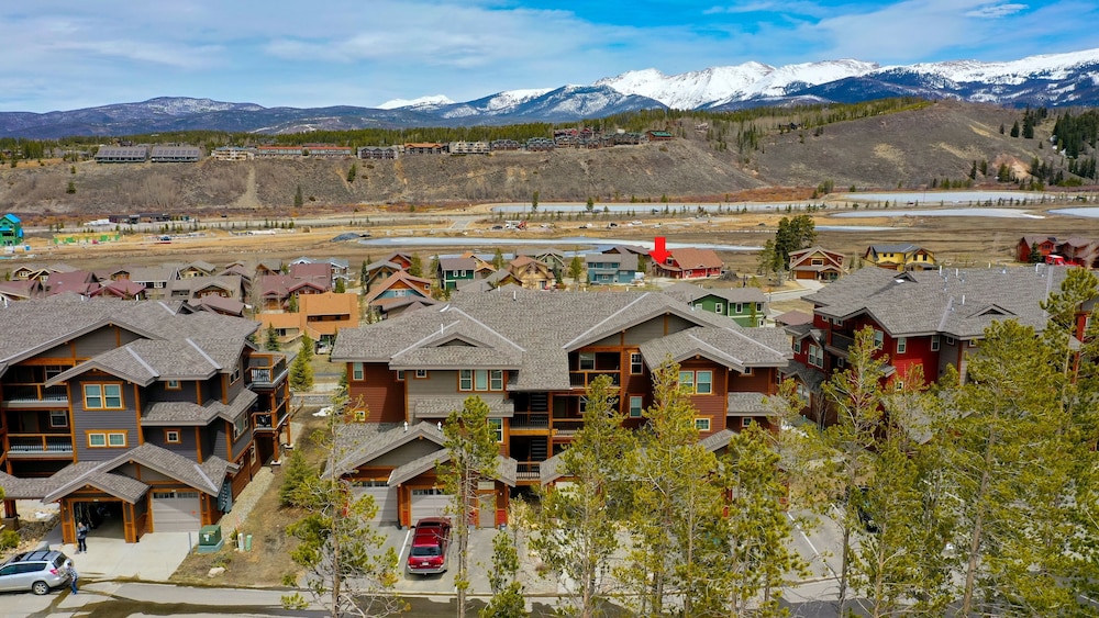 Cozens Pointe I-101 2 Bedroom Condo by RedAwning