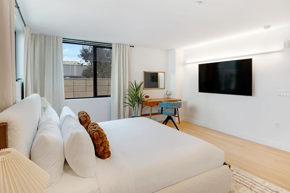 The Santa Monica Sunset - Beachfront Luxury