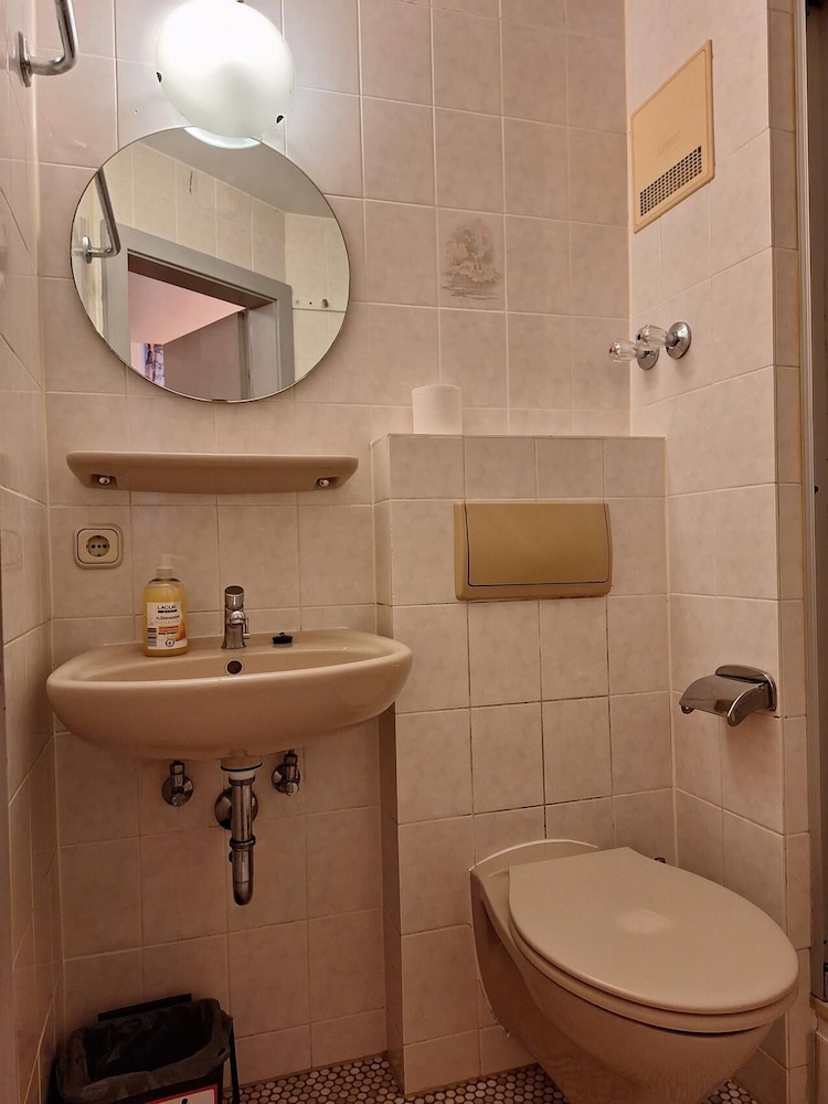 2-Rent Group Hostel Rooms AUB162
