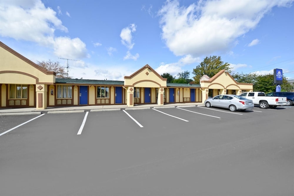 Detroit Vacations - Americas Best Value Inn  Suites Warren Detroit - Property Image 1