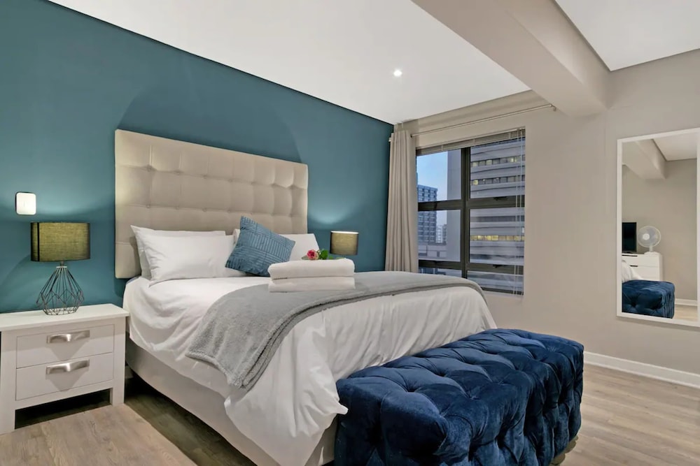 2 BD Penthouse in the Heart of the Mother City view 3