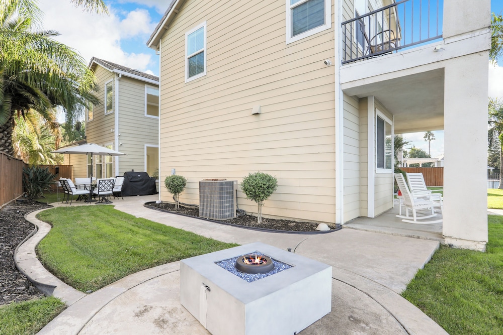 3 Mi to Main St Tracy: Homey Retreat w/ Game Room!