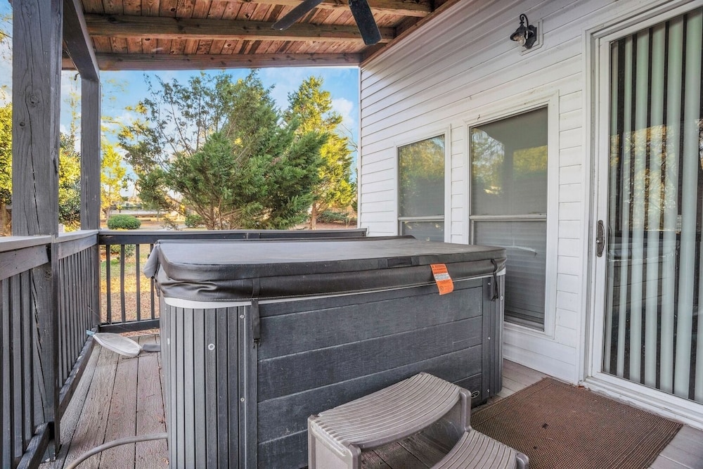 Luxury Lakefront 4br: Jacuzzi, Game Room & Wi-fi