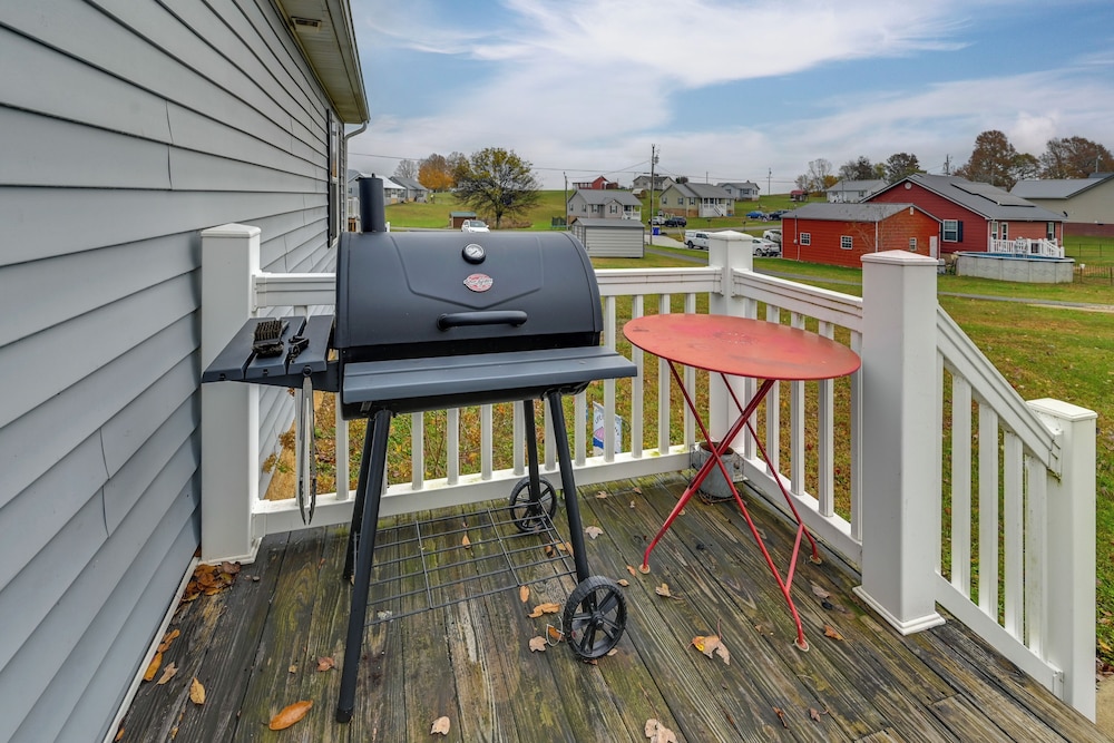 6 Mi to Mammoth Cave! Mtn-view Home w/ Fire Pit
