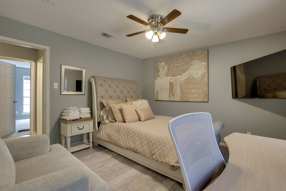 Pets Welcome! Humble Townhome 4 Mi to Airport