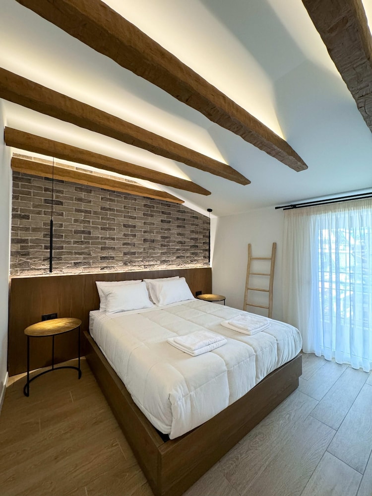 Naoussa Downtown Suite - Indulge in Luxury photo 2