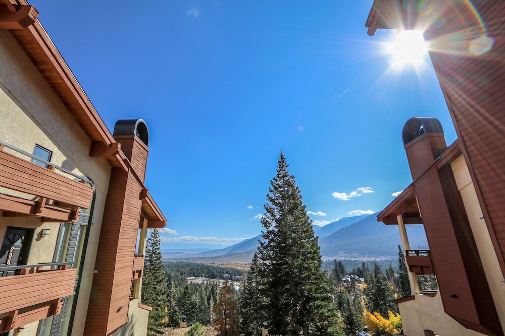 Bridges 105 Pet-Friendly. Ski-in Ski-out Condo with Beautiful Mountain Views and Private Washer Dryer by RedAwning