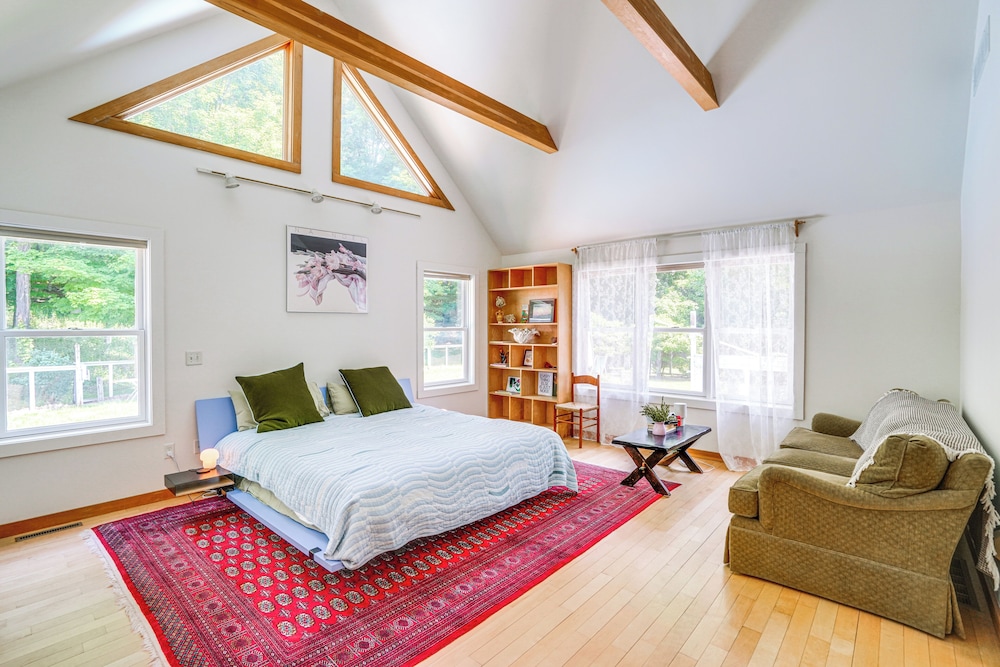 9 Mi to Dtwn Hudson: Pet-friendly Home w/ Pool