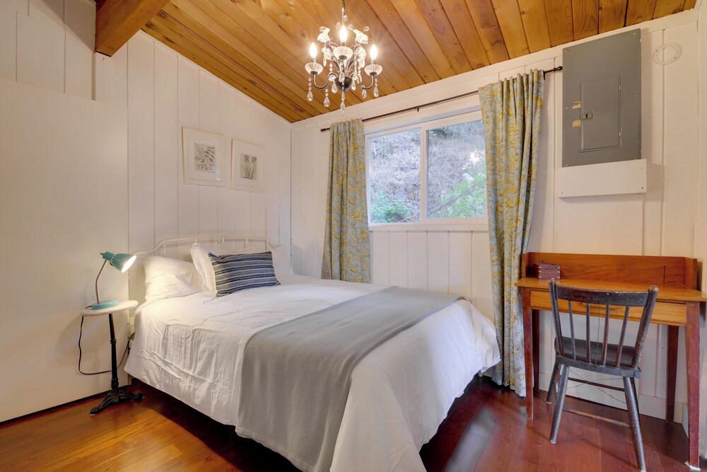 2 Blocks to Puget Sound Beach: Lummi Island Home