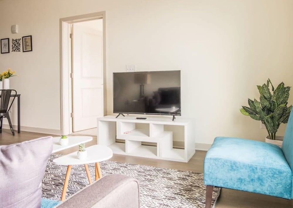 Stunning Nulu 1BR Cozysuites 04 view 5