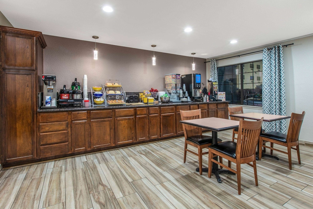 Days Inn by Wyndham Waco Near Downtown/University view 4