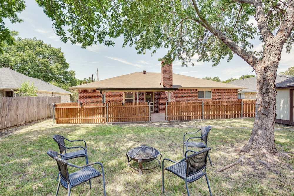 Darling Waxahachie Home w/ Yard  Fire Pit! - Property Image 5