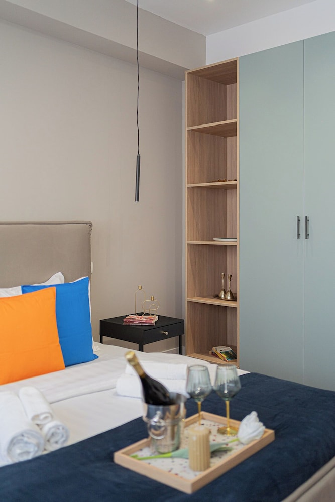 Playful & Trendy 2BR on Regina Elisabeta, Steps to Cismigiu Gardens | Bathtub & Boulevard Views