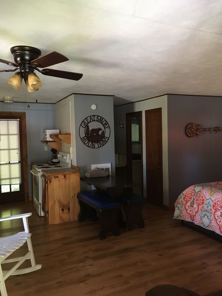 Smoky View Cottages & RV Resorts