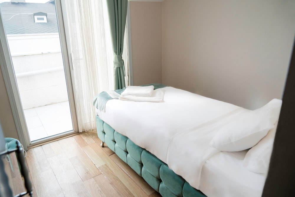 Loss Hotel - Image 35