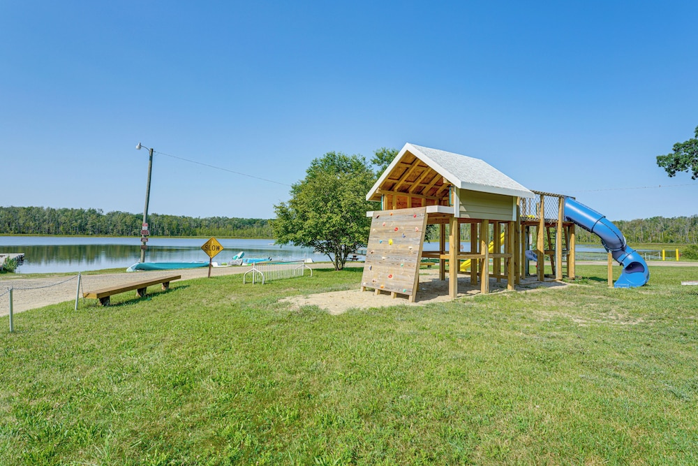 Walk to Cranberry Lake: Quaint Family Cottage