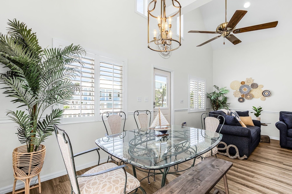 249 Pearl Paradise: 3br/3ba Pool Home! 3 Bedroom Home