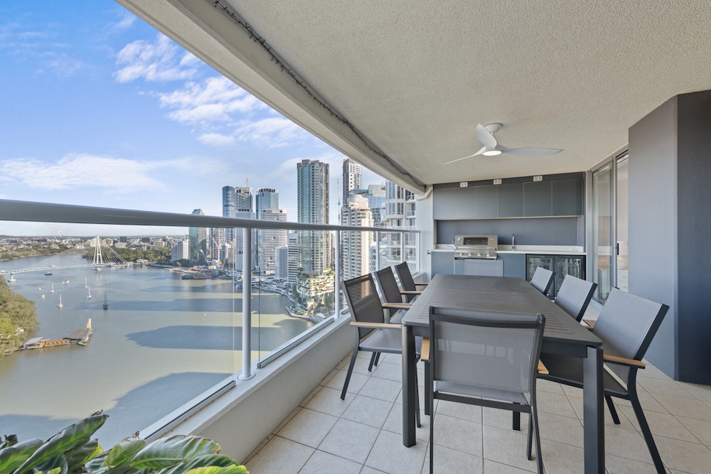 Stylish Brisbane City Stay With Bbq, Pool & Gym