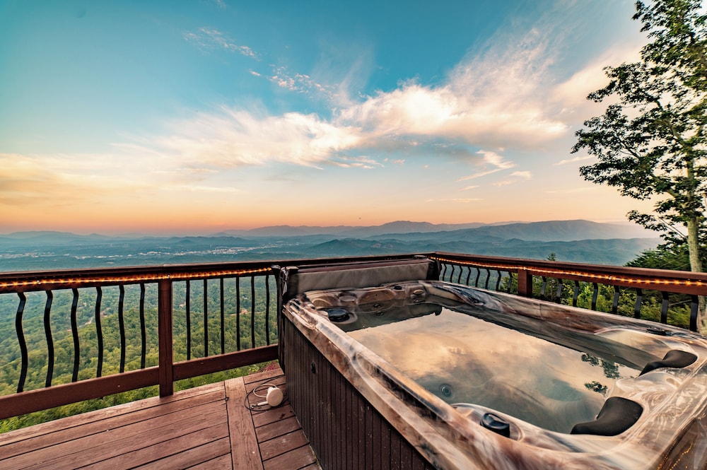 Panorama by Avantstay Unparalleled Views, Deck w/ Hottub, Game Room Pool Table