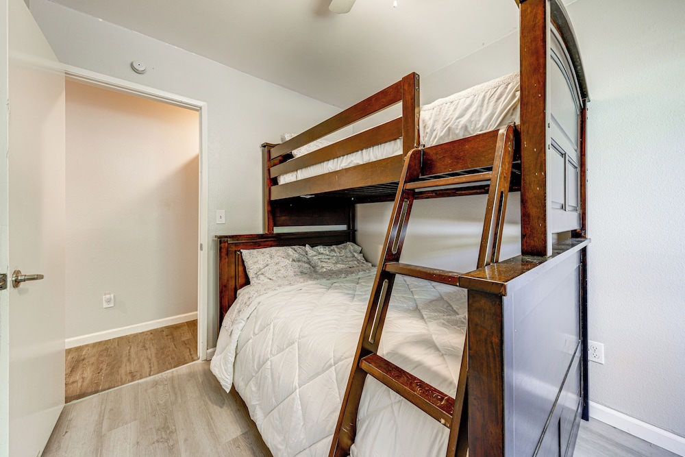 Pet-friendly Apt 11 Mi to Dtwn San Diego!