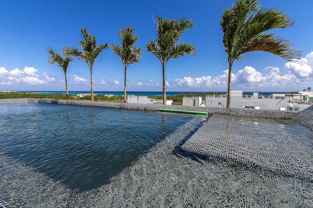 Charming, Huge & Bright Studio on the New 5th Avenue, 3 Blocks From the Beach! view 3