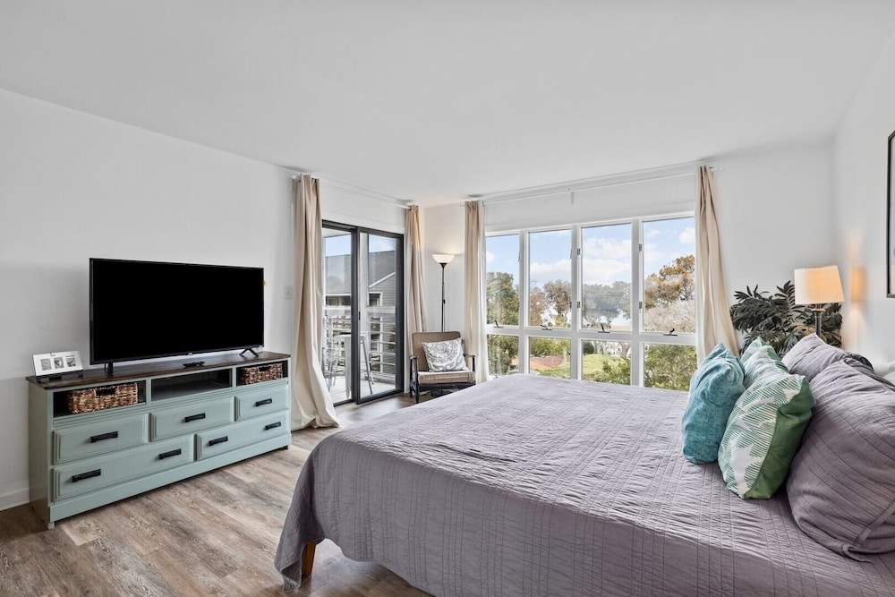 Endless Summer 2 Bedroom Condo by RedAwning view 4