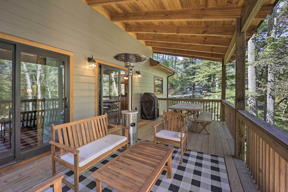Treetop Cabin w/ Hot Tub, Near Appalachian Ski