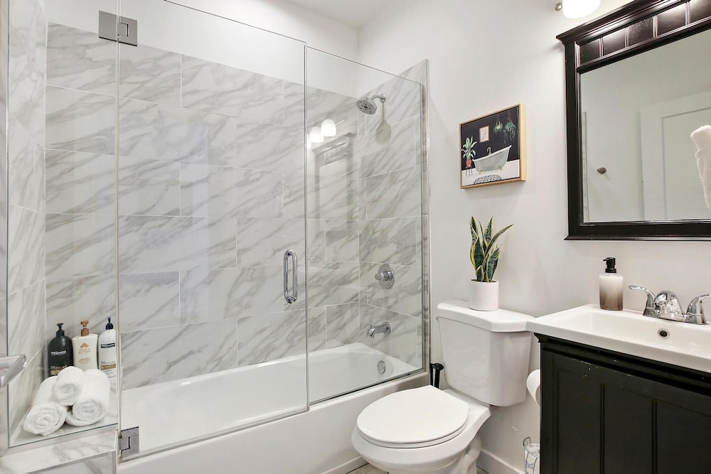 Luxe 1BR Apt - Lake 204 rep