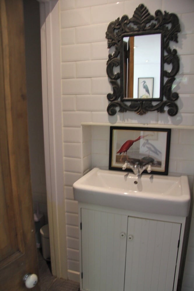 Woodlands Cozy Cottage in Gerrards Cross, Sleeps 2