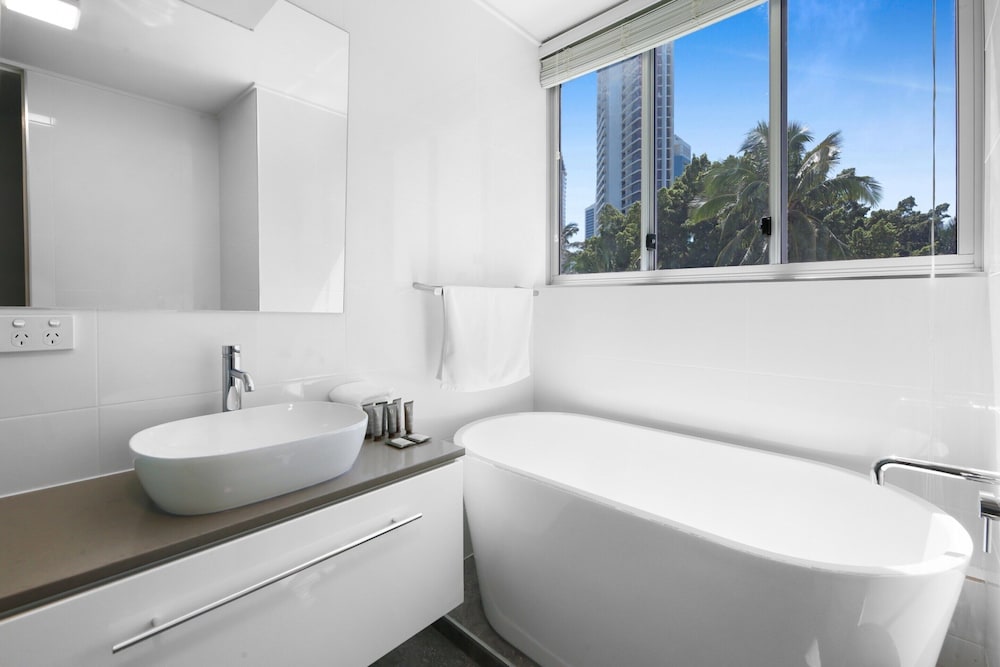 Stylish 2-bed in Surfers Paradise With River Views
