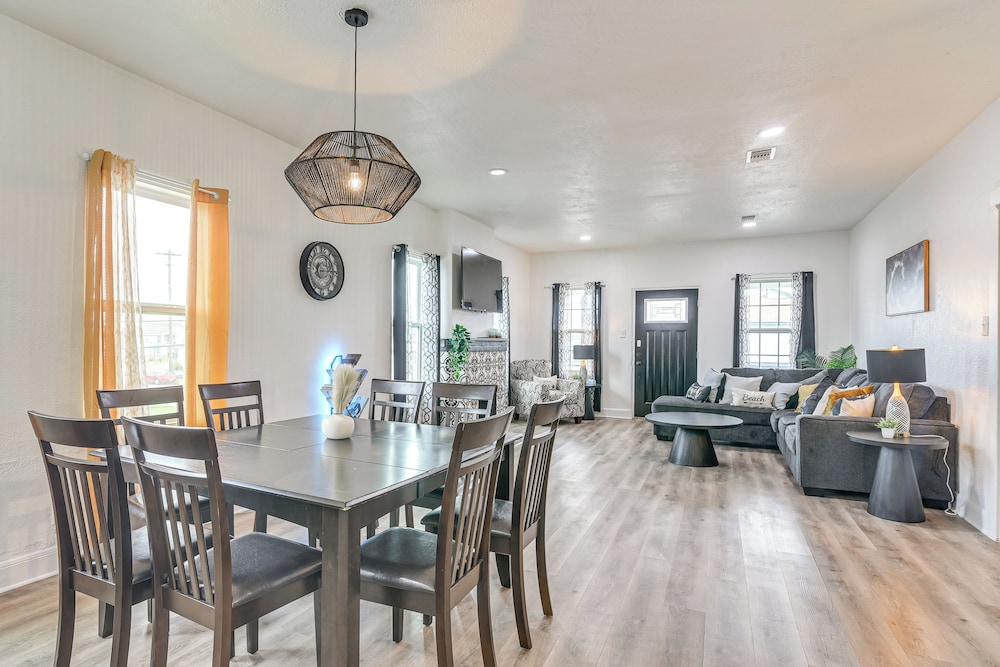 < 1 Mi to Beaches: Galveston Retreat w/ Patio!