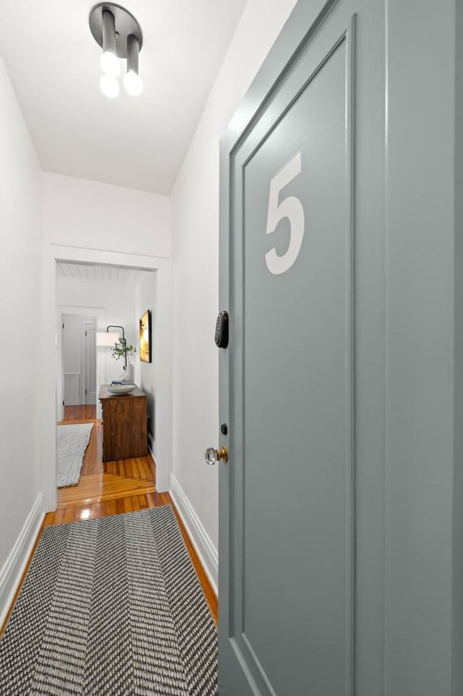 The Adaline 5 by Brightwild Classy Hyde Park Apt view 4