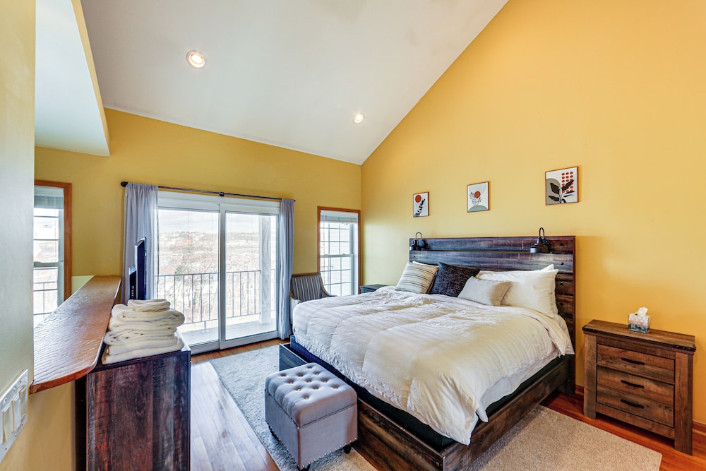 2 Mi to Market Sq! Row House w/ Dedicated Office